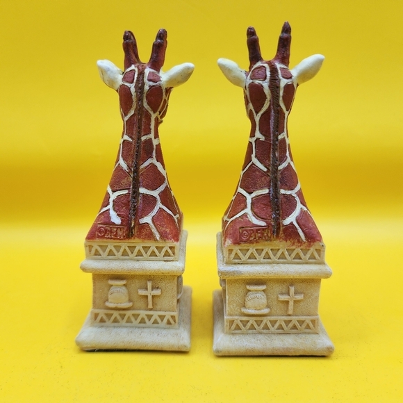 2 Wild Animals of Africa Giraffes White Chess Replacement Pieces Ben Homer 2002 - Picture 5 of 8